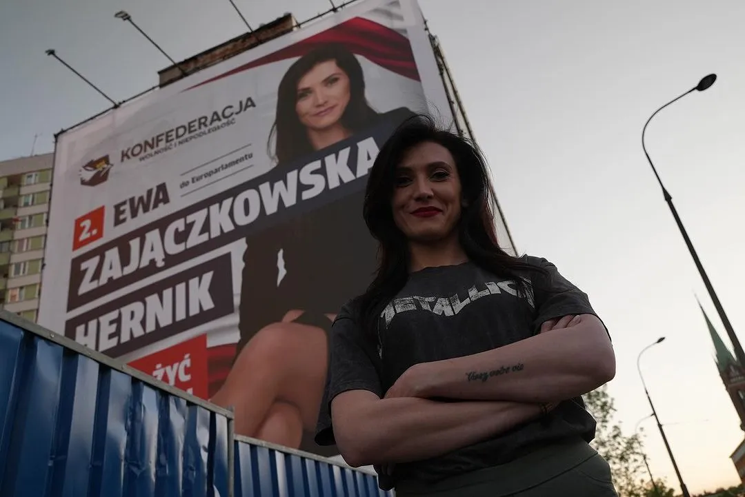 Ewa Zajączkowska-Hernik pozuje ze swoim plakatem wyborczym