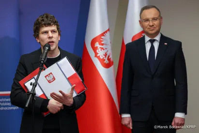 https://s3-eu-west-2.amazonaws.com/kmag/articles/67c838500098c930c725239d/027_Andrzej_Duda_nadanie_obywatelstwa_Jesse_Eisenberg_05-03-2025_MB2_5218.jpeg