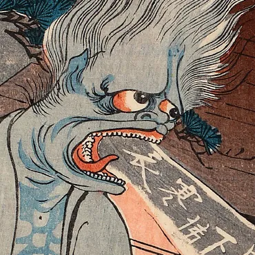 Obraz przedstawia groźnego demona z niebieską skórą i bujną, rozwianą fryzurą. Jego wielkie, wyraziste oczy i otwarte usta odsłaniają ostre zęby, co nadaje mu przerażający wygląd. W tle widoczna jest japońska architektura oraz elementy natury, co wprowadza kontekst kulturowy. Kolorystyka jest intensywna, z dominującymi odcieniami niebieskiego i czerwonego, co potęguje dramatyzm sceny.