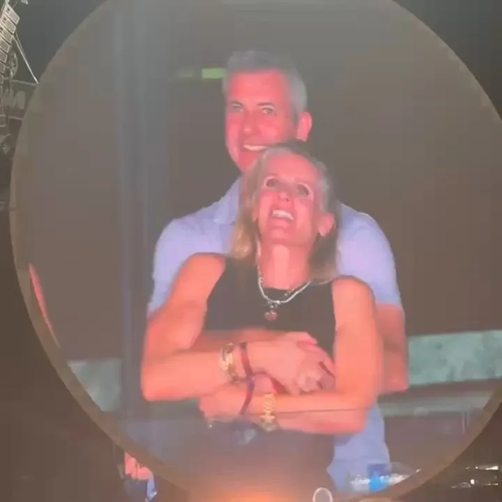 para obejmująca się na koncercie Coldplay