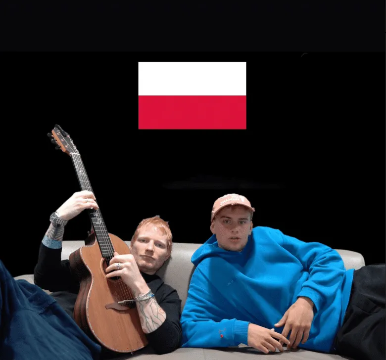 Ed Sheera i Łatwogang leżą razem na kanapie. Sheeran po lewej, z gitarą, Łatwogang w niebieskiej bluzie. Nad nimi flaga Polski