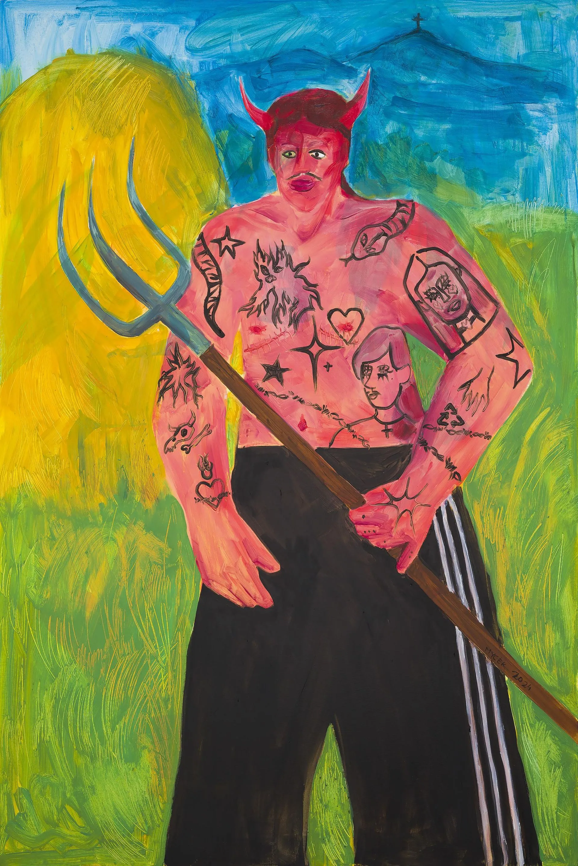 obraz przedstawia postać wytatuowanego diabła w dresie trzymajacego w reku widly, za nim znajduje się pole