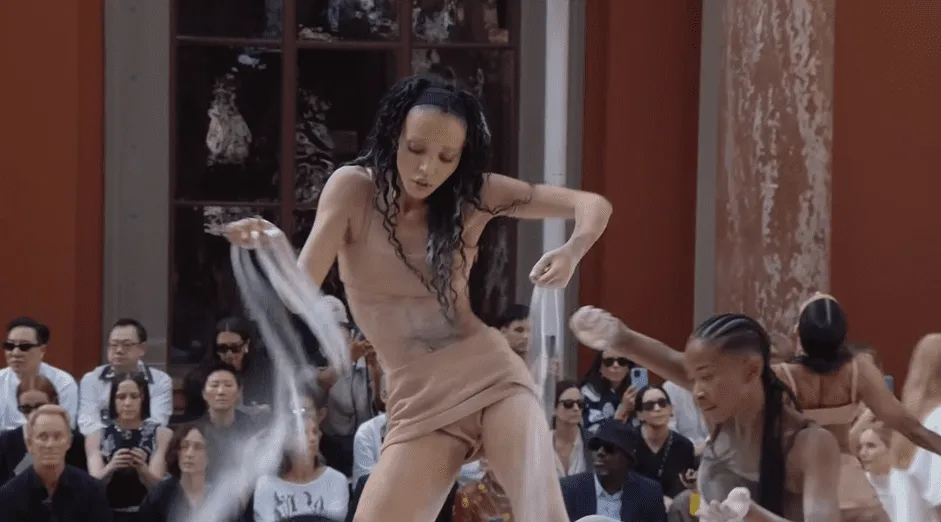 FKA Twigs powyginana i sypiąca piaskiem