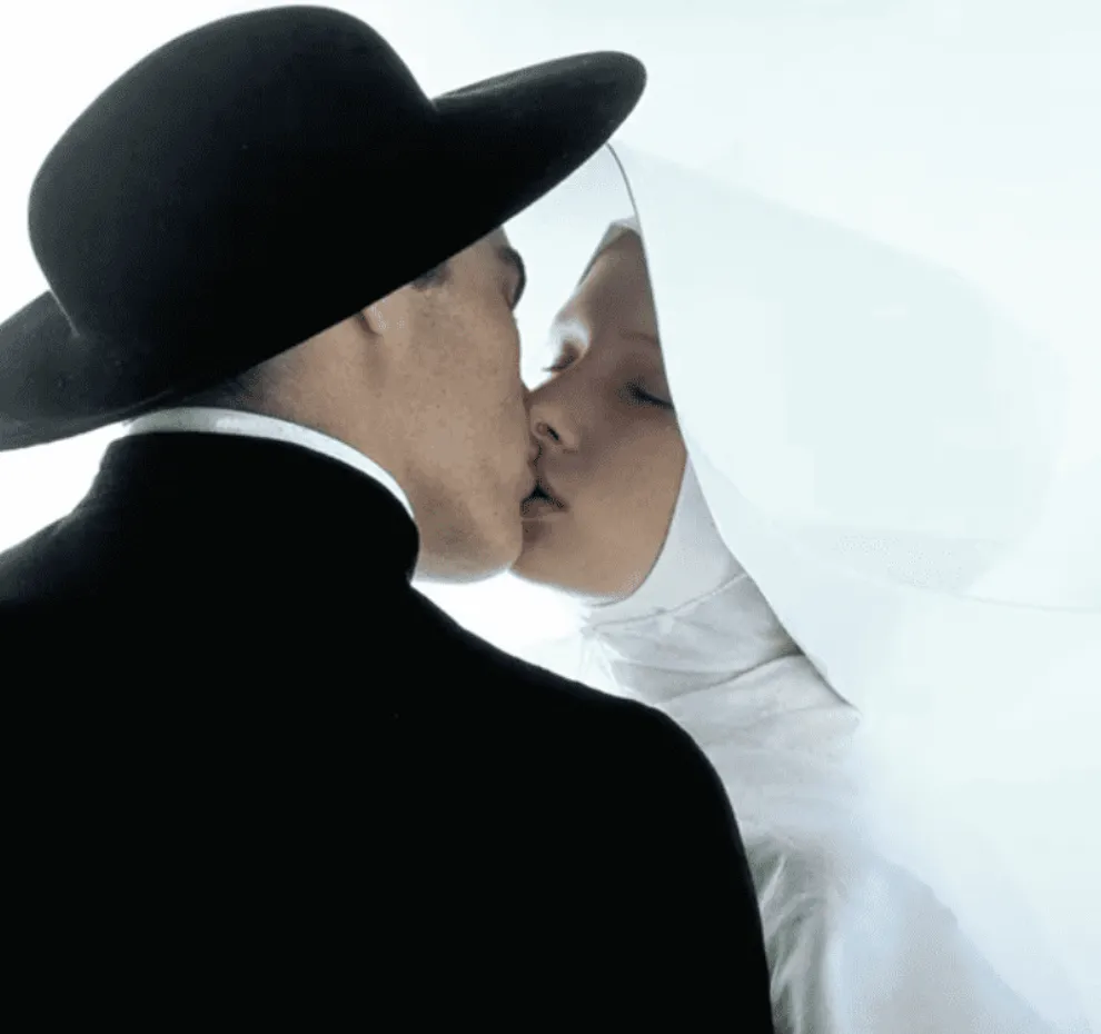 para calujaca sie, przebrana jako ksiądz i zakonnica, kontrowersyjna kampania modowa.