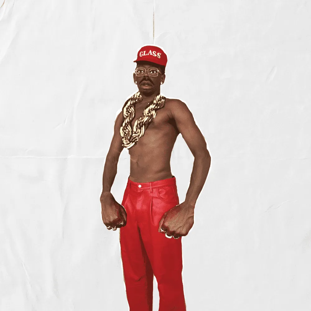 mężczyzna w czerwonych spodniach ze złotym łańcuchem na szyi