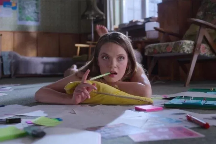 naga dziewczyna leżąca na podłodze