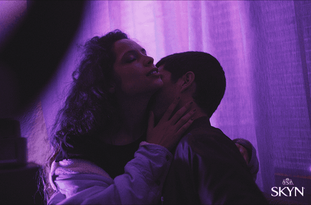 Nadużywanie radosnych emotikonów w wiadomościach tekstowych wcale nie musi mieć przełożenia na rzeczywistość