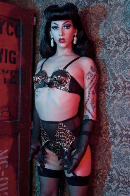 Ekskluzywną damską bieliznę Bettie Page reklamuje mężczyzna! Violet Chachki to zwyciężczyni RuPaul's Drag Race