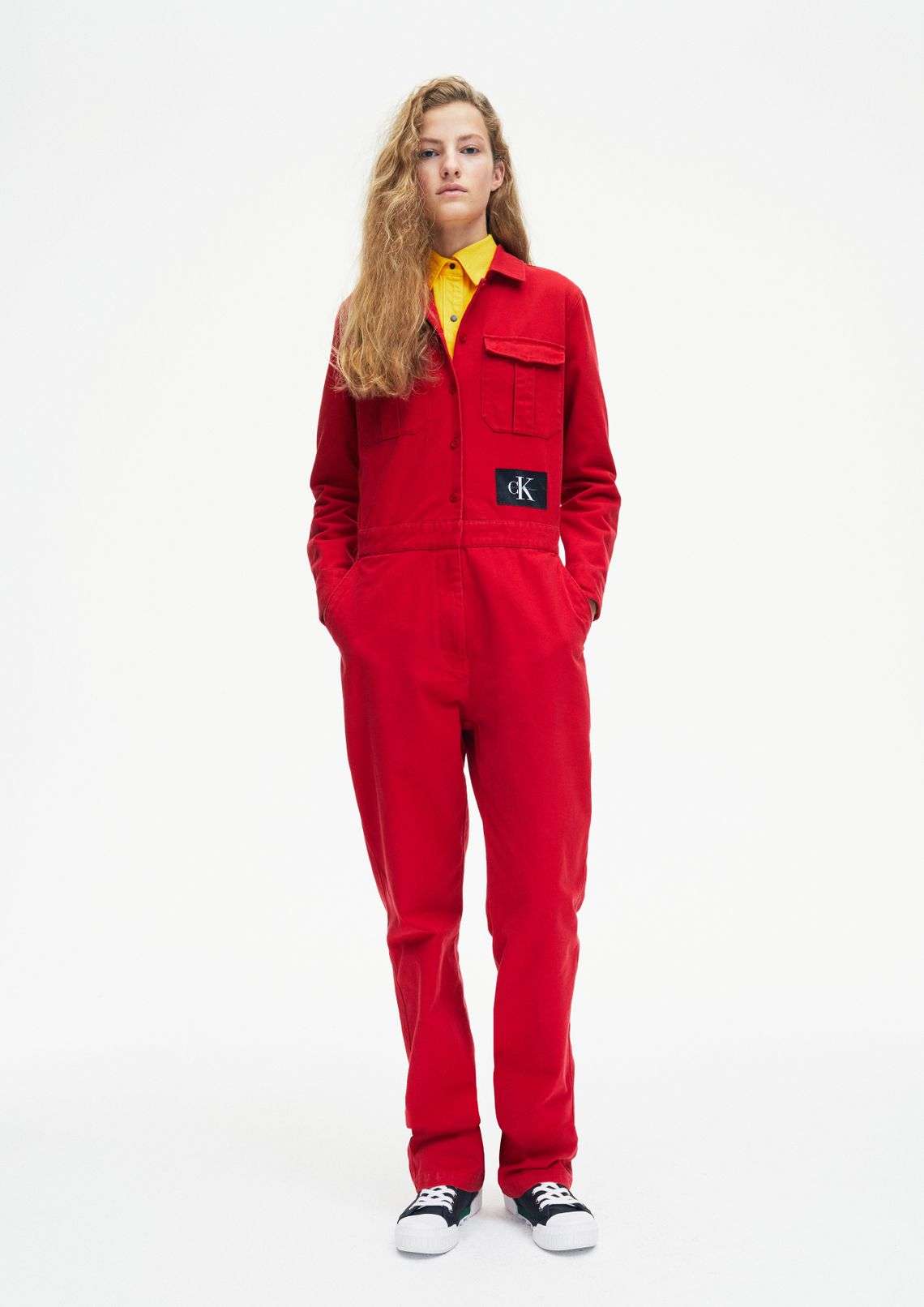 Siermiężne fartuchy, odzież robocza, stylowe retro i kultowy jeans. Calvin Klein Jeans pokazało nowy look book