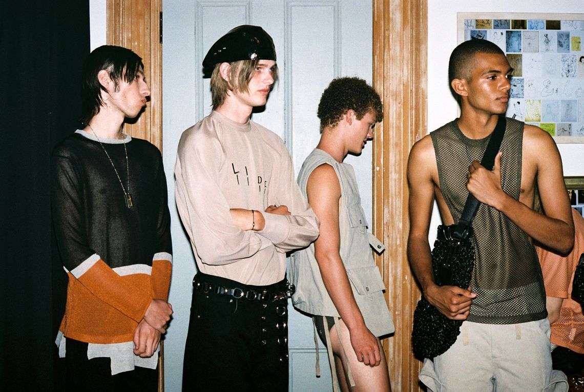 Linder to ubrania chłopaków z boysbandów zestawione ze stylem grunge, hip-hopo, strojami *NSYNC i Britney Spears