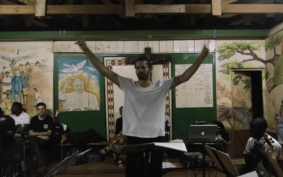 Radzimir Dębski (JIMEK) poleciał do Kenii i wykonał z dziecięcą orkiestrą słynną „Historię Hip-Hopu”