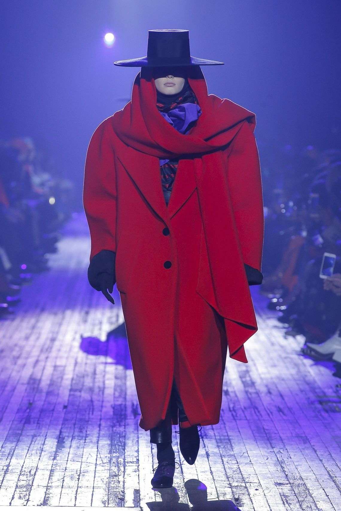 Przepiękny pokaz Marca Jacobsa – mroczny, manieryczny, w starym stylu