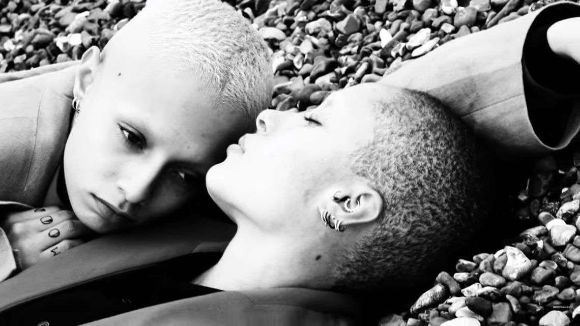 Bohaterką filmu jest lesbijska miłość i styl skinheadowski. W rolach głównych top modelka Adwoa Aboah