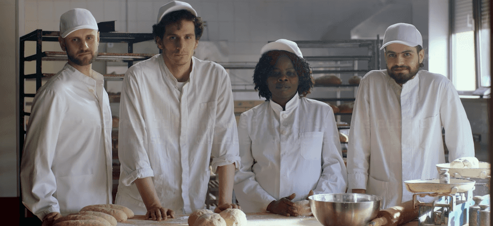 Gej, muzułmanin, Żyd i uchodźcy piekli chleb w osiedlowej piekarni. Klienci reagowali... różnie
