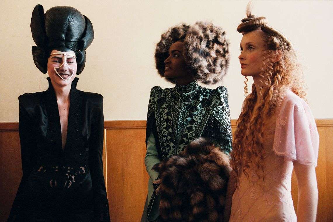 Pełna paleta emocji w filmowej biografii wizjonera mody. „McQueen” pochłania bez reszty [recenzja]