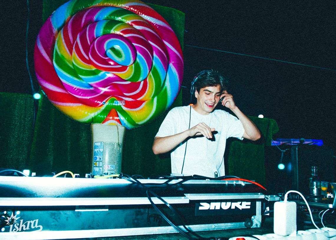 Szykuje się kolejna niezapomniana noc przy basenie i dźwiękach muzyki. Zarezerwujcie czas na piątkowy wieczór