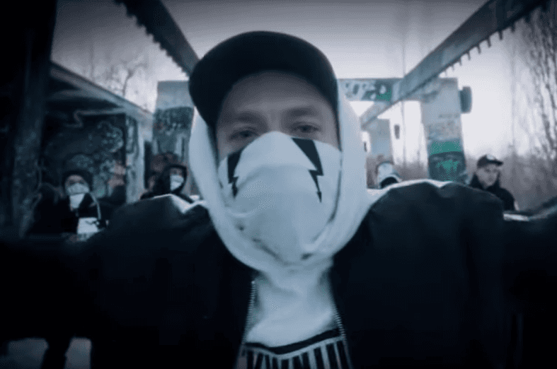 Reżyser "Ślepnąc od świateł" wcielił się w rapera w swoim serialu. Reakcje: "Schował cały uliczny rap w jednym kawałku"