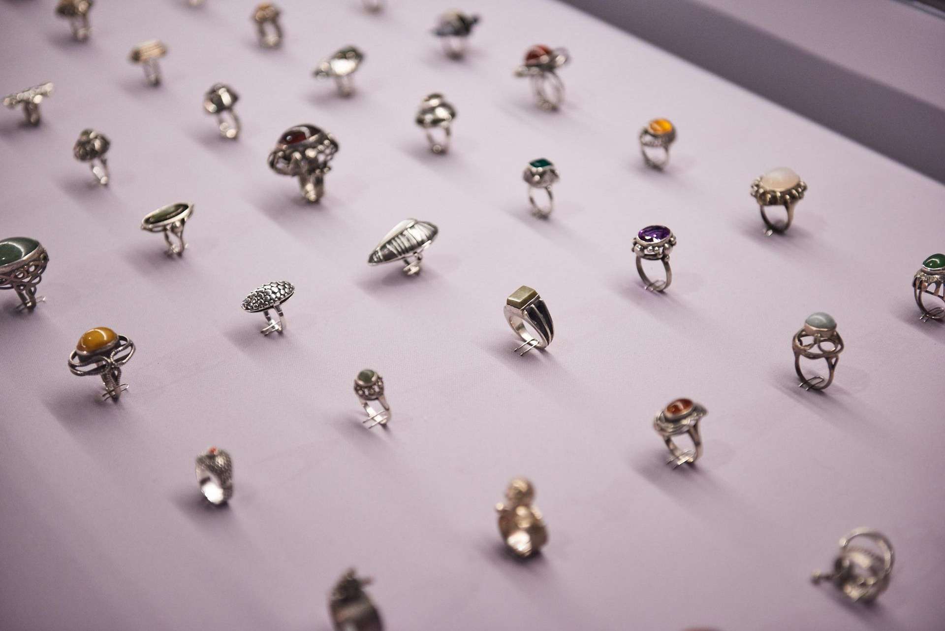 Biżuteria ze słynnej w PRL-u Spółdzielni ORNO na wystawie w Muzeum Warszawy