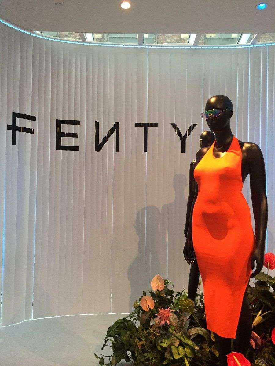 Rihanna w butiku swojej marki Fenty stawia na manekiny w różnych rozmiarach