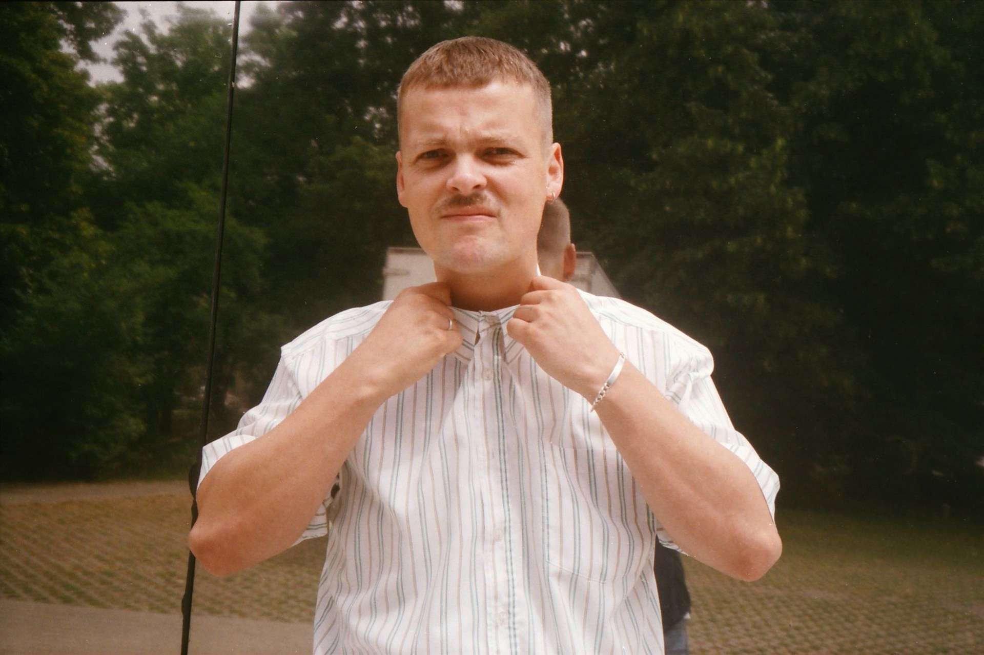 Nie lubi dzielić się władzą, tryb edukacji nie jest dla niego. Król niebawem wystąpi w Warszawie