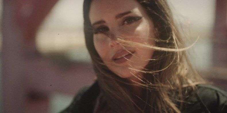 Lana Del Rey w podwójnym, sensualnym klipie na pożegnanie wakacji