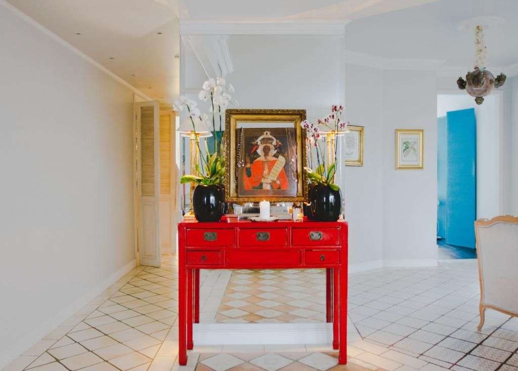 Biel, pastele i mocne kolorowe akcenty w mieszkaniu projektanta Dawida Wolińskiego