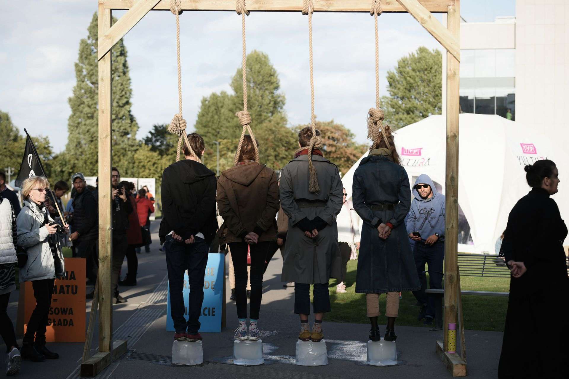 Polscy studenci z pętlami na szyi stanęli na bryłach lodu, by pokazać skutki katastrofy ekologicznej