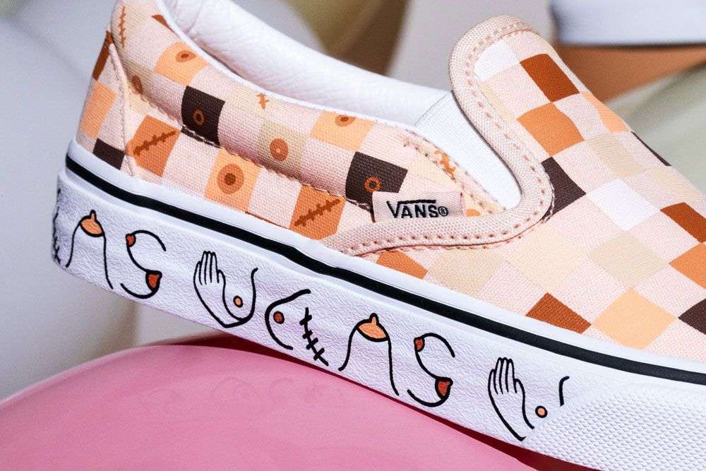 Nagie kobiece biusty motywem przewodnim kolekcji Vans z okazji miesiąca walki z rakiem piersi