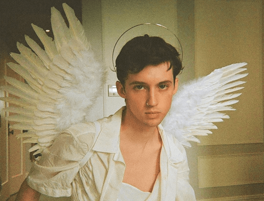 9 fantazyjnych strojów Troye'a Sivana. Estradowy styl gwiazdy młodego pokolenia to czyste złoto