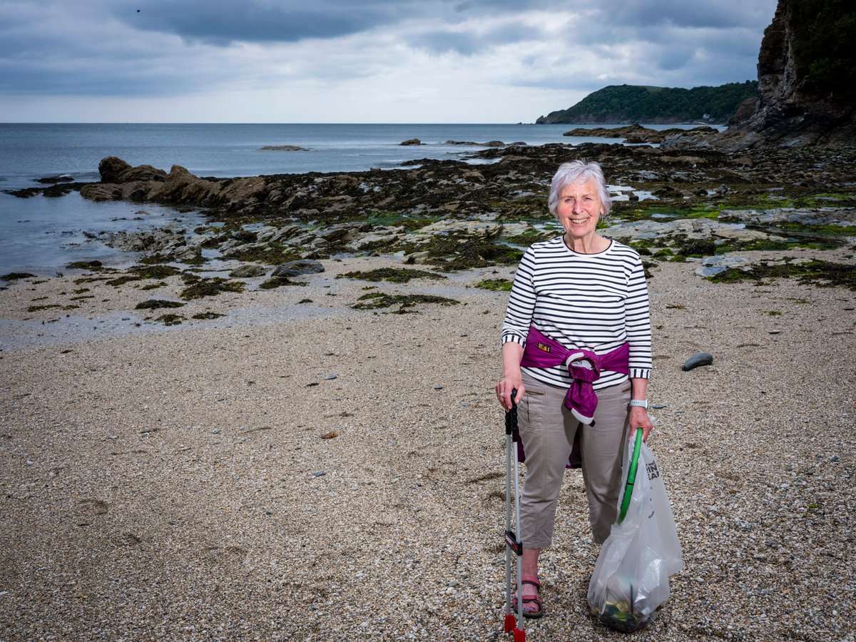 71-latka sprzątnęła ponad 60 plaż i nie zamierza na tym poprzestać