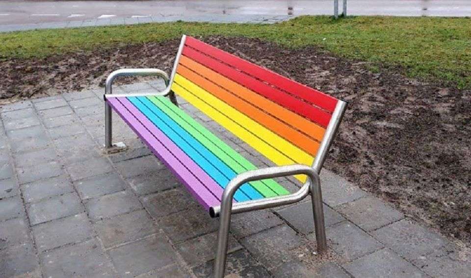 W Warszawie stanie 666 tęczowych ławek? Tego chcą mieszkańcy, a prawica nie kryje oburzenia