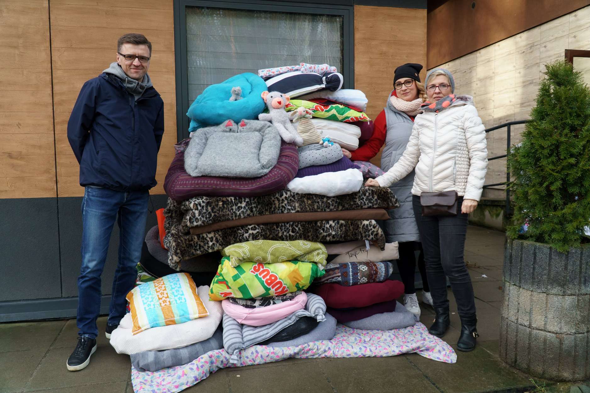 W 6 godzin mieszkańcy uszyli 60 legowisk dla zwierząt ze schroniska