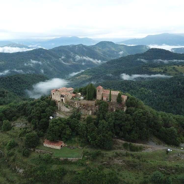 Średniowieczny zamek w Hiszpanii do wynajęcia za grosze. Pomieści nawet 15 osób
