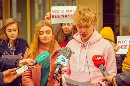 Władze Gdańska i młodzież walczą o "Zdrovve Love", a sceptycy modlą się przed Urzędem Miasta