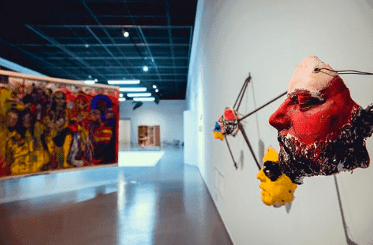 Nowy dyrektor U-jazdowskiego zarzekał się, że nie będzie zmian w programie. Właśnie wycofał trzy wystawy