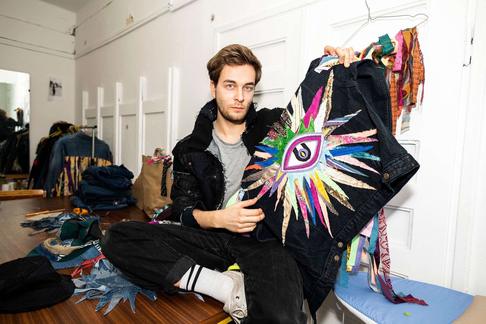 Projektant Jakub Buczyński: „Nie poszukuję tkanin – wokół jest tak wiele rzeczy, które nie są używane” [wywiad]