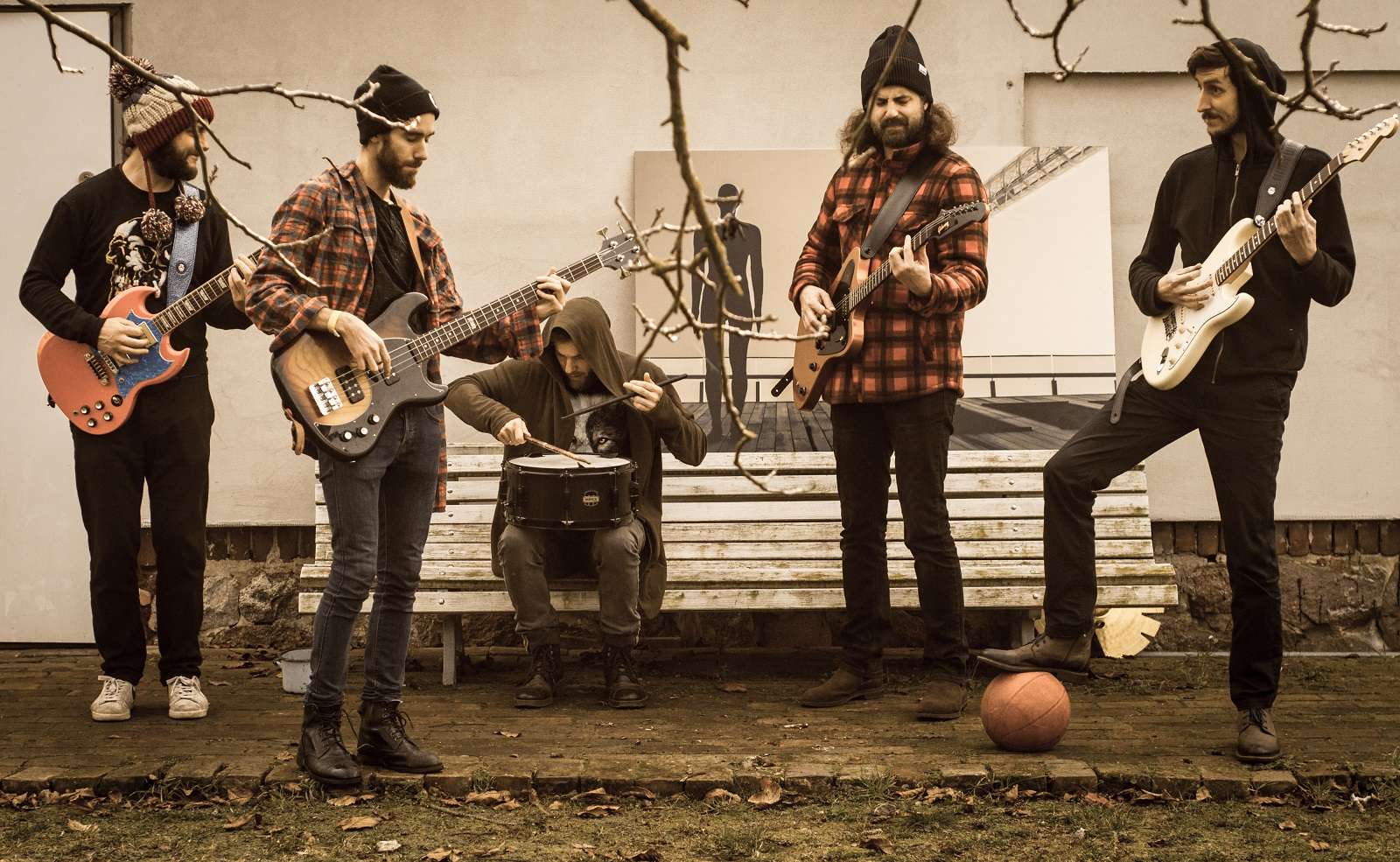 Ludzie to destrukcyjny gatunek. Posłuchajcie nowego utworu z debiutanckiej płyty The Goldbricks