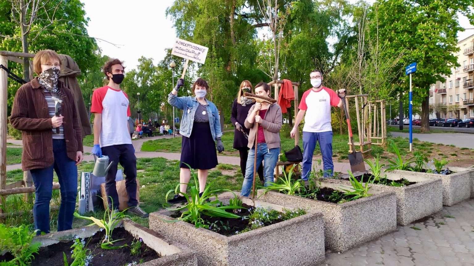 Mieszkańcy zazieleniają Warszawę biorąc udział w akcji „Zaadoptuj Donicę”