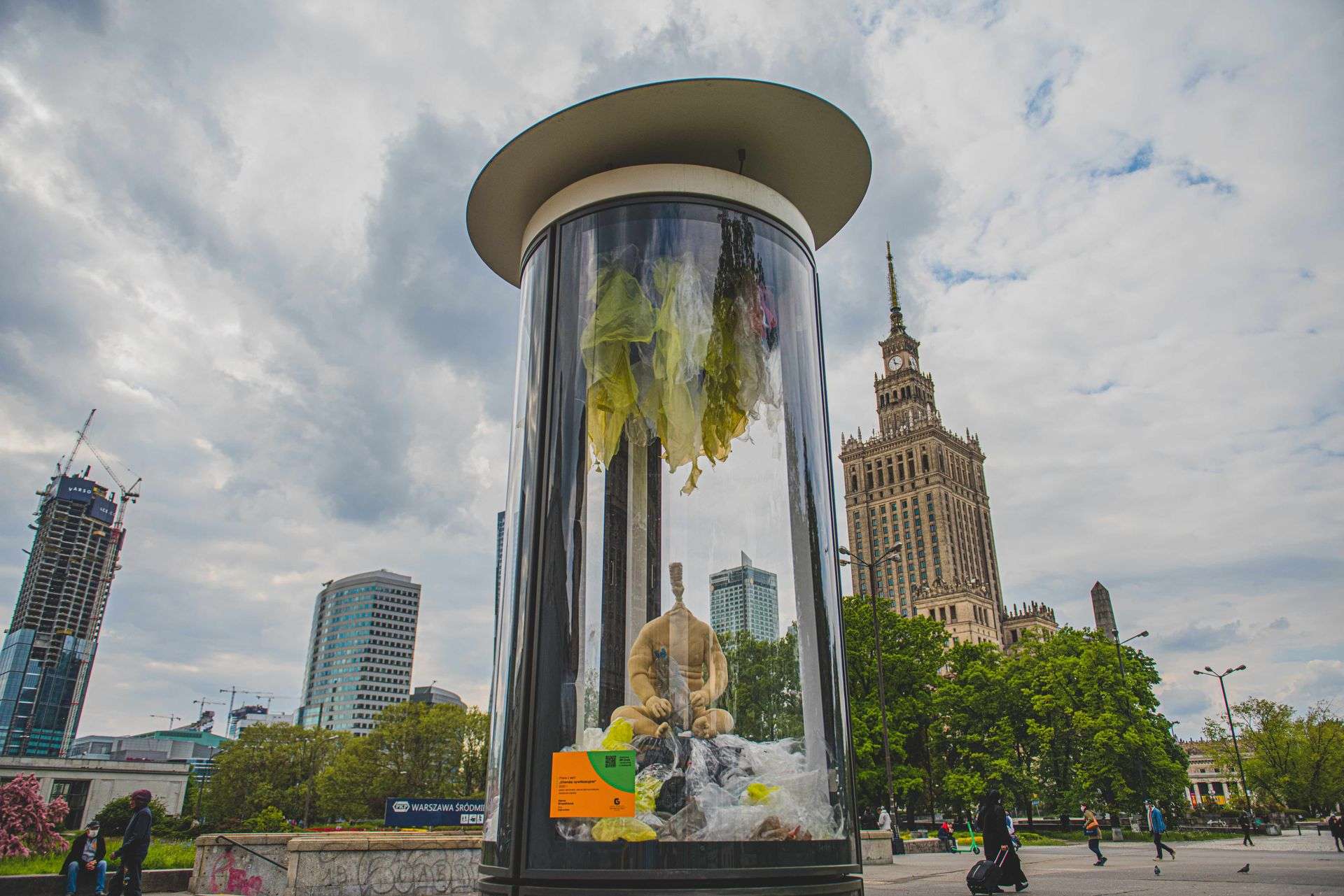 W centrum Warszawy stanęły rzeźby przedstawiające destrukcyjny wpływ człowieka na środowisko