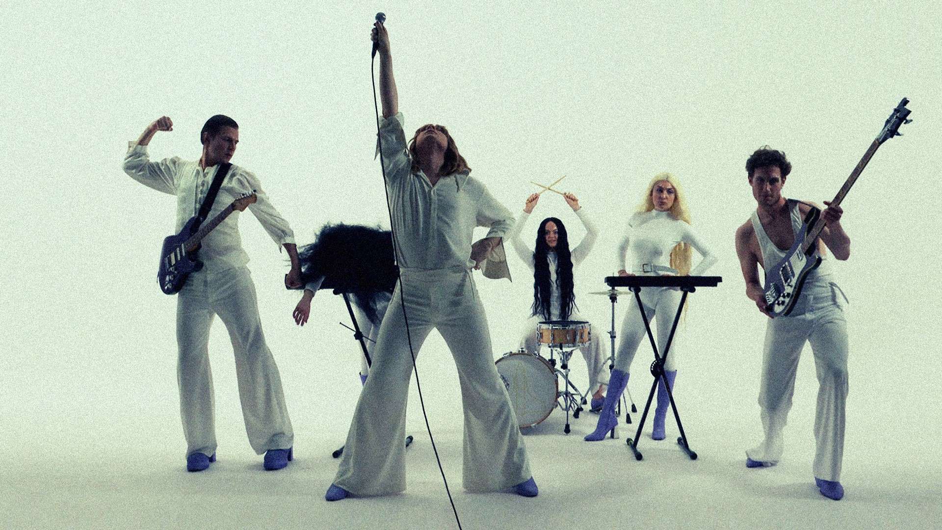 Ralph Kaminski prezentuje nowy, taneczny klip do utworu "Autobusy"