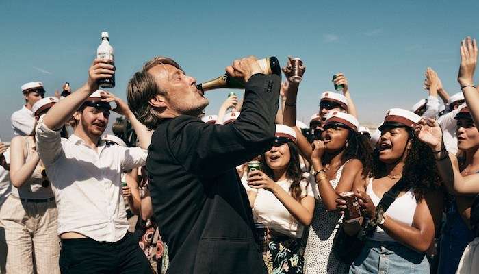 Mads Mikkelsen eksperymentuje z alkoholem w zwiastunie nowego filmu reżysera "Polowania"