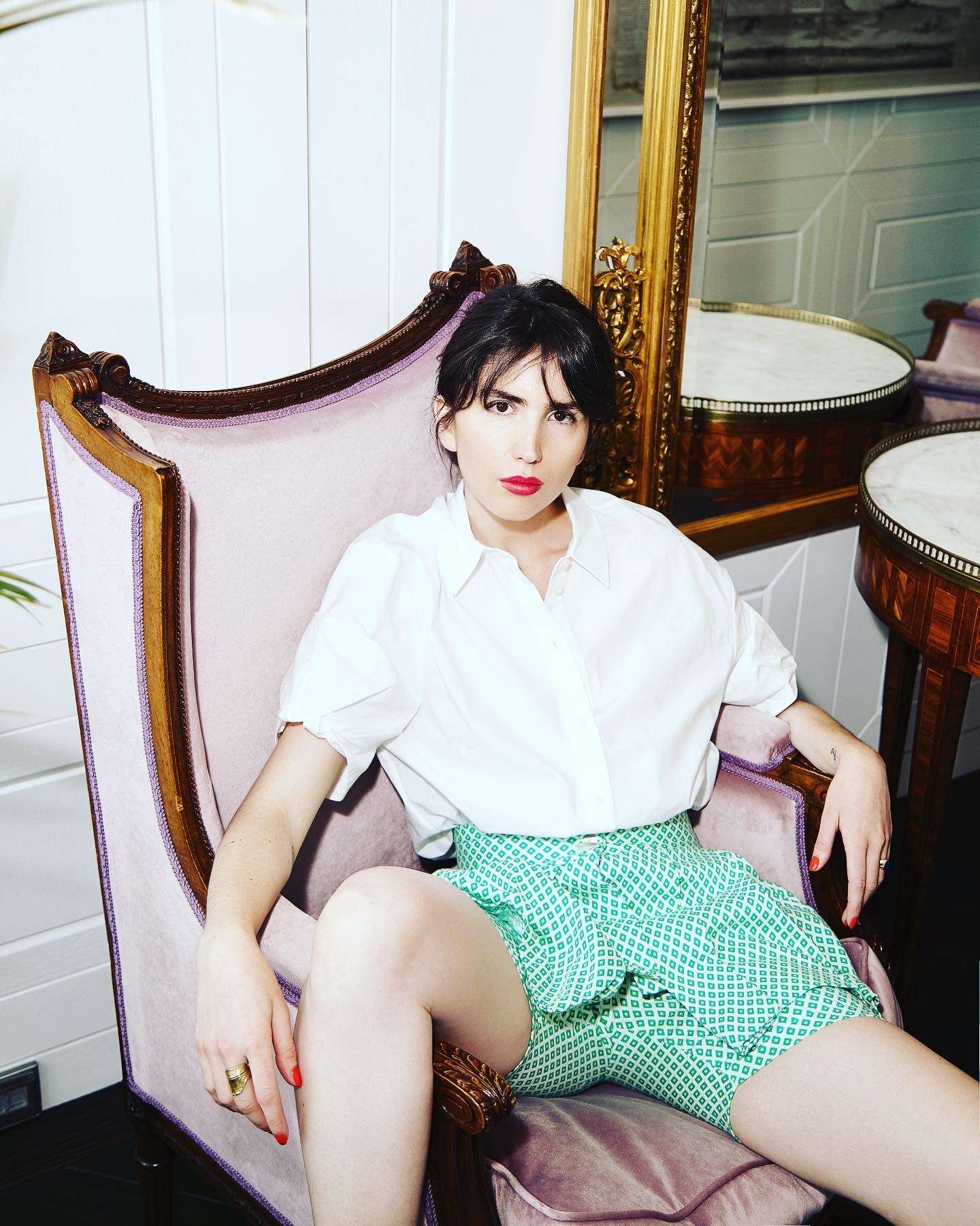 Multikulturowe, pełne romansów życie w utworze Julii Bosski „Parlez Vous Francais”. I dużo pozytywnej energii [klip]