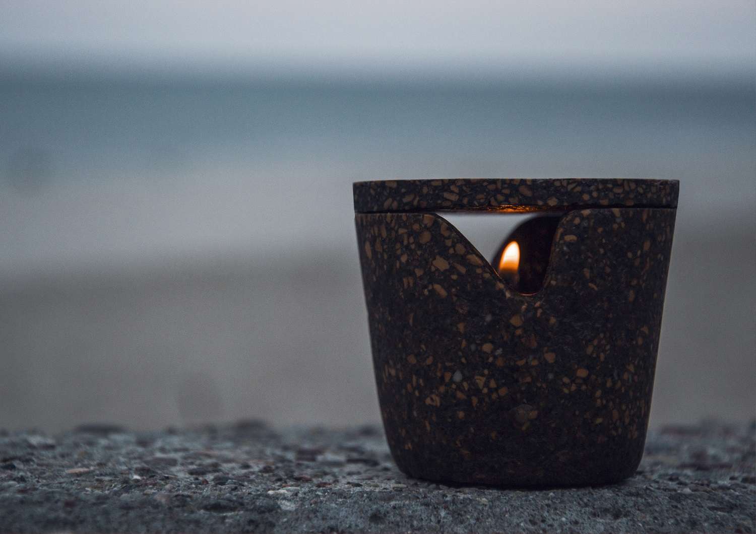 Polka stworzyła ekologiczny znicz z odpadów żywieniowych, który jest w pełni biodegradowalny