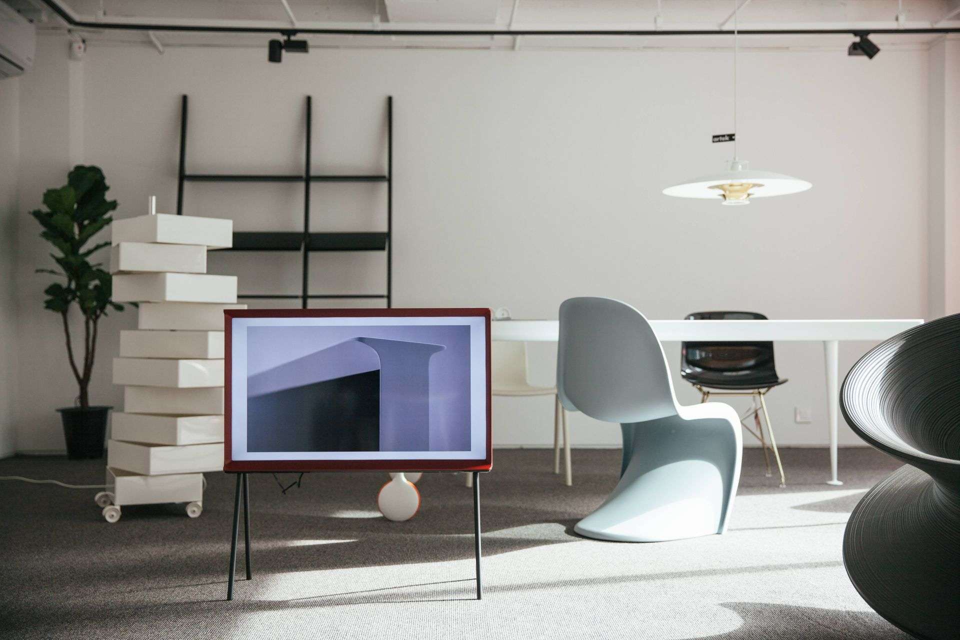 Samsung The Serif to nie tylko znakomity telewizor, to także piękny element wystroju wnętrza