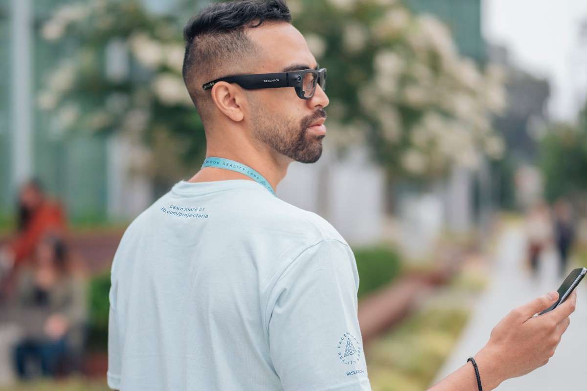 Facebook i producent marki Ray-Ban stworzą razem smart-okulary
