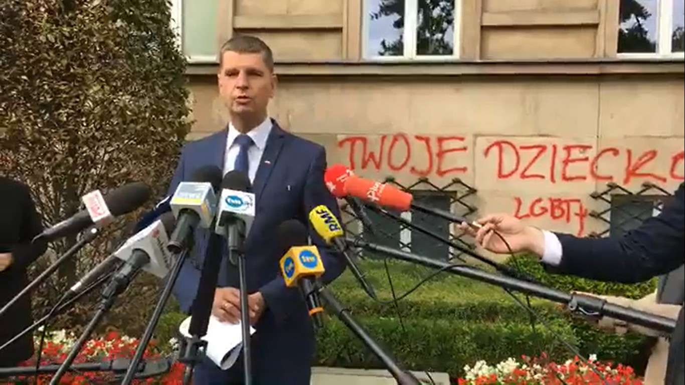 Imiona śmiertelnych ofiar homofobii na budynku MEN, a Piontkowski mówi tylko o murach
