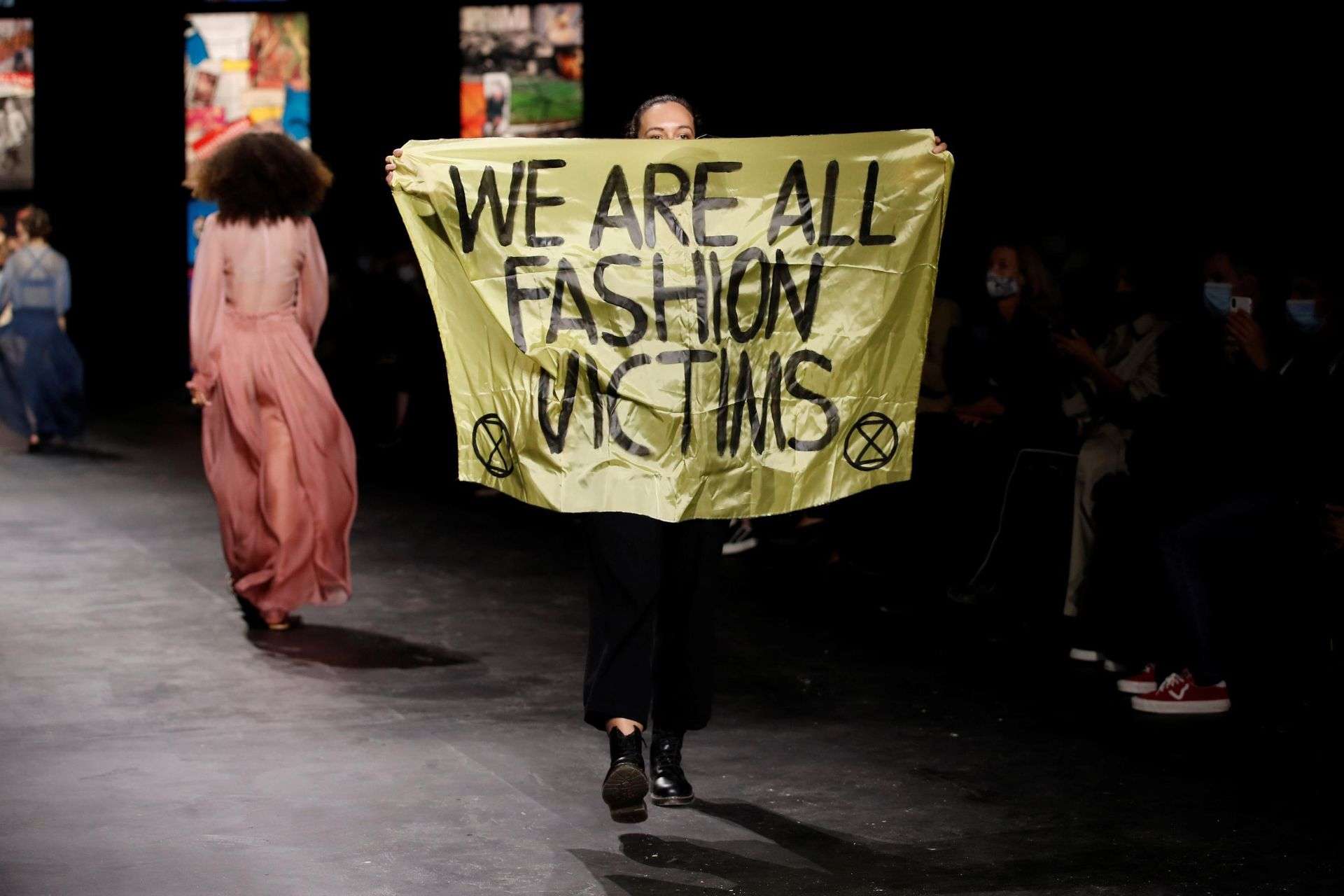 Extinction Rebellion z głośnym apelem podczas Paryskiego Tygodnia Mody. Projektanci dołączają