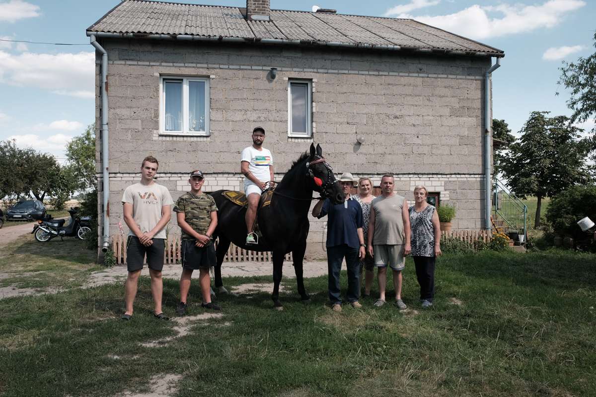 Rozmawiamy z artystą Danielem Rycharskim, który wysłał gejów na wieś pod opiekę rolników