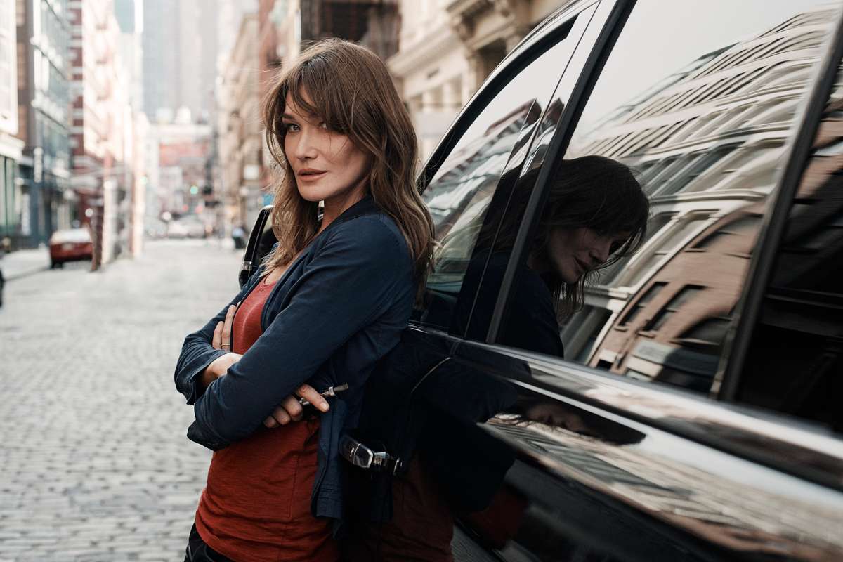 Carla Bruni: „Dzięki modzie lat 90. kobiety poczuły się silne i wyzwolone” [wywiad]