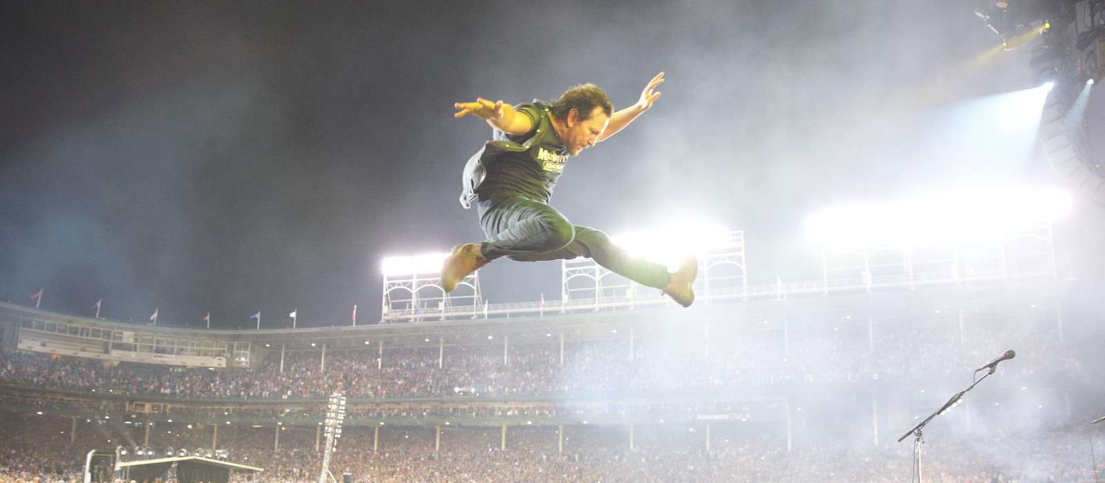 Eddie Vedder (Pearl Jam) z nowym solowym utworem wspierającym dzieci-motyle